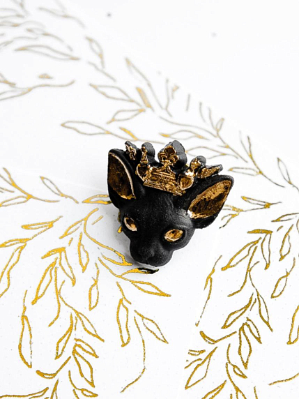 Брошь ручной работы Bulygin «Королева кошек», фарфор, чёрно-золотистая, фото 4.