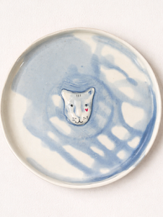 Тарелка ручной работы Мария Гордеева с фигуркой Котик, бело-синяя, полуфарфор, 18 см