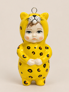 Ёлочная игрушка Ким керамика «Малыш в костюме леопарда», 12 см, фарфор