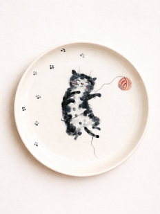 Тарелка ручной работы с бортиком Чёрный кот с клубочком, белая, фарфор, 13 см