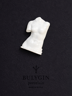 Брошь ручной работы Bulygin «Античный торс», белая, фарфор