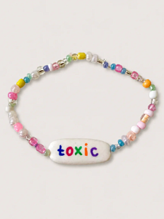 Браслет ручной работы Радость Рядом с надписью «Toxic», полимерная глина, бисер