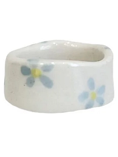 Кольцо ручной работы Бережно «Голубые цветочки»‎‎, керамика, белое