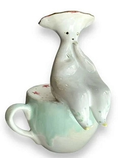 Статуэтка ручной работы «Грибочек» на чашке, керамика, белый с розовой шлапкой