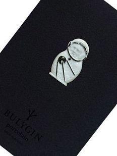 Брошь ручной работы Bulygin «Гагарин» малая, бело-серебристая, фарфор