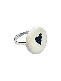 Круглое кольцо с чёрным сердцем