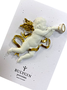 Брошь ручной работы Bulygin «Купидон с дудкочкой», фарфор, бело-золотистая