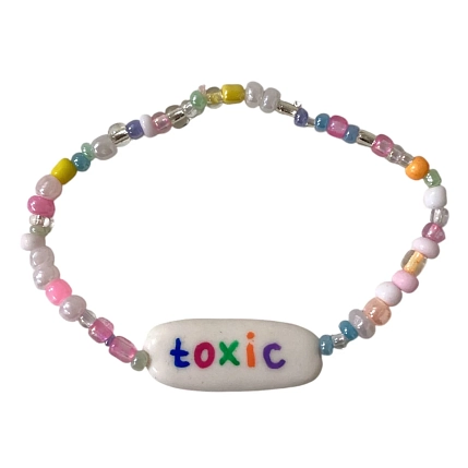Браслет ручной работы Радость Рядом с надписью «Toxic», полимерная глина, бисер, фото 1.