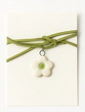 Чокер ручной работы «Белый цветок» на салатовой ленточке, полуфарфор