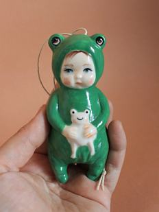 Ёлочная игрушка из фарфора «Малыш в костюме лягушонка», 10 см