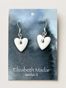 Серьги Elizabeth Madar в форме сердечек с серебряной фурнитурой, керамика, белые