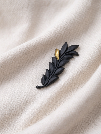 Брошь ручной работы Bulygin «Веточка», фарфор, чёрно-золотистая, фото 2.