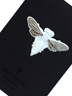 Брошь ручной работы Bulygin «Пчела», фарфор, бело-серебристая