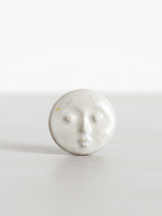 Брошь ручной работы «Лицо маленькое», серо-белая, керамика