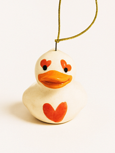 Ёлочная игрушка Утёнок с красными сердечками, 4 см