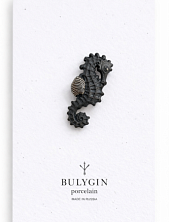 Брошь ручной работы Bulygin «Морской конёк», фарфор, чёрно-серебристая