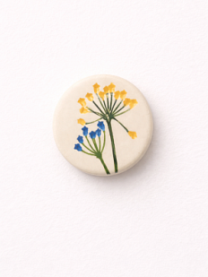 Брошь ручной работы Elizabeth Madar Оттиск трав, жёлто-голубая, керамика