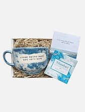 Подарочный набор с сине-голубой кружкой «Кроме любви твоей мне нету моря», синей, и шоколадом