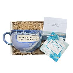 Подарочный набор с сине-голубой кружкой «Кроме любви твоей мне нету моря», синей, и шоколадом