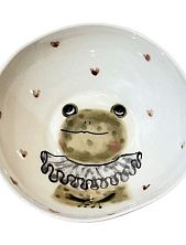 Пиала ручной работы с росписью внутри Лягушка в жабо с сердечками, белая, фарфор, 10 см