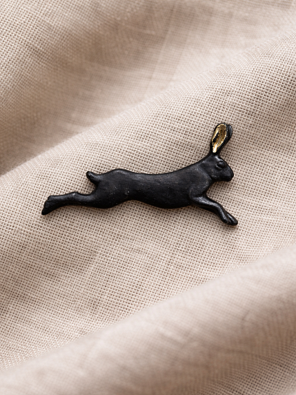 Брошь ручной работы Bulygin «Заяц», фарфор, чёрно-золотистая, фото 2.