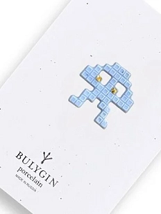 Брошь ручной работы Фарфор Булыгина «Захватчик», голубая