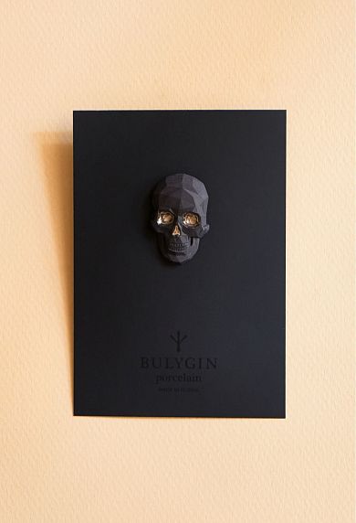 Брошь ручной работы Bulygin «Череп полигональный», фарфор, чёрно-серебристая, фото 2.