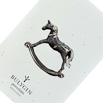Брошь ручной работы Bulygin «Лошадка», чёрно-серебристая, фарфор, фото 1.