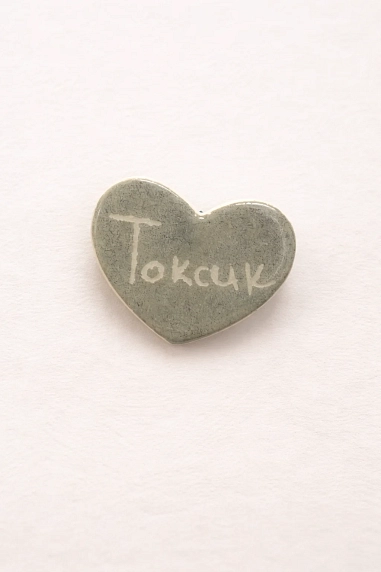 Брошь ручной работы Elizabeth Madar сердечко «Токсик», оливковая, керамика, фото 1.