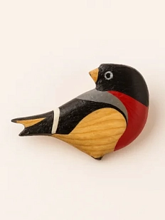 Брошь ручной работы «Дальневосточный снегирь», дерево