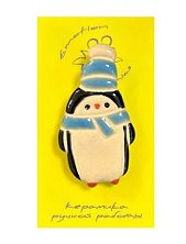 Брошь ручной работы «Пингвин в голубом шарфе», керамика, чёрно-белая