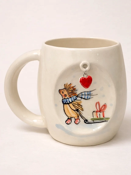 Кружка ручной работы НАДО ЖЕ с подвеской сердечком и росписью «Ёжик с подарком на санках», белая, керамика, 300 мл, фото 3.