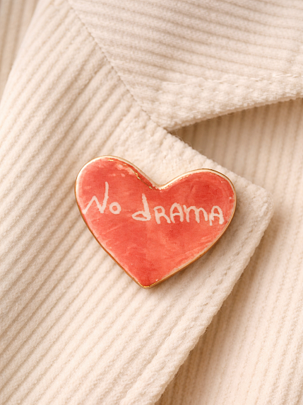 Брошь ручной работы Elizabeth Madar сердечко No drama, розовая, керамика, фото 2.