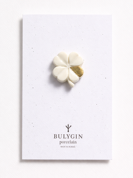 Брошь ручной работы Bulygin «Клевер», фарфор, бело-золотистая, фото 2.