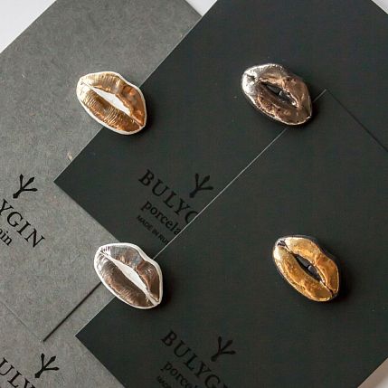 Брошь ручной работы Bulygin «Губы», фарфор, чёрно-золотистая, фото 3.