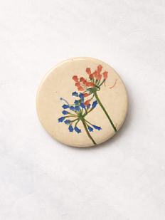 Брошь ручной работы Elizabeth Madar Оттиск трав, сине-розовая, керамика