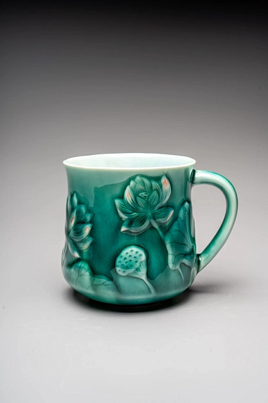 Кружка ручной работы Керамика Александры Пылиной «Лотос и карп», тёмно-зелёная, фарфор, 430 мл, фото 1.