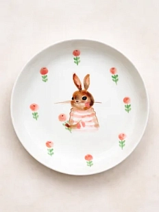 Тарелка ручной работы Ким керамика с бортиком Зайка с розовыми ягодками, белая, фарфор, 16 см