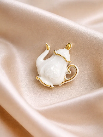 Брошь ручной работы Фарфор Булыгина «Кофейник», бело-золотистая, фото 2.