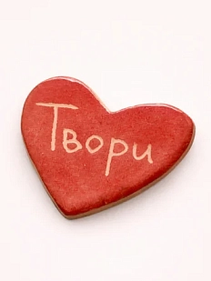 Брошь ручной работы Elizabeth Madar сердечко «Твори», красный, керамика