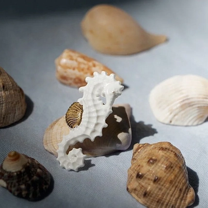 Брошь ручной работы Фарфор Булыгина «Морской конёк», бело-золотистая, фото 4.