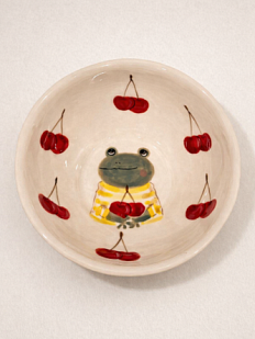 Тарелка глубокая ручной работы Ким керамика Лягушка с вишенками, белая, фарфор, 12 см