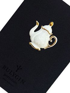 Брошь ручной работы Bulygin «Кофейник», фарфор, бело-золотистая