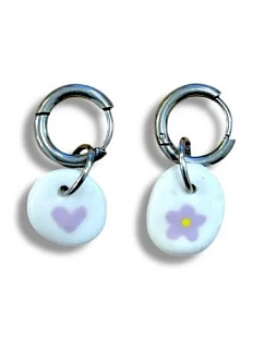 Серьги-конго Радость Рядом «Сиреневый цветочек с сердечком», полимерная глина, белые