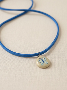 Чокер ручной работы «Бабочка» на синем замшевом шнурке, керамика