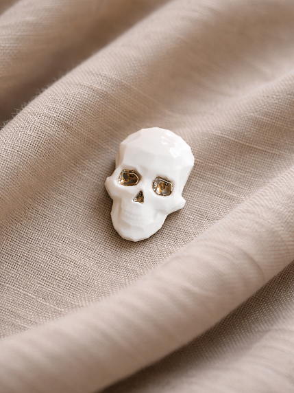 Брошь ручной работы Bulygin «Череп полигональный», бело-серебристая, фарфор, фото 3.