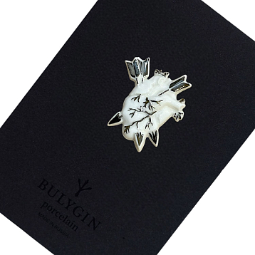 Брошь ручной работы Bulygin «Разбитое сердце», бело-серебристая, фарфор, фото 1.