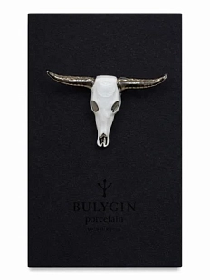 Брошь ручной работы Фарфор Булыгина «Бык», бело-серебристая