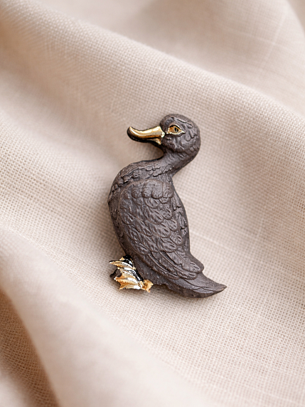 Брошь ручной работы Bulygin «Уточка», фарфор, чёрно-золотистая, фото 2.