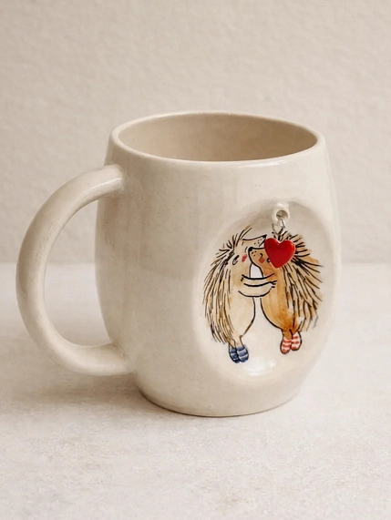 Кружка ручной работы НАДО ЖЕ с подвеской сердечком и росписью «Ёжики», белая, керамика, 300 мл, фото 3.